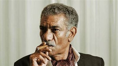 “أبو العروسة” طلبت فتاة يتيمة حضوره لزفافها.... وعمل بالهندسة 20 عاما .. قصة حياة “مورغان فريمان العرب” الفنان سيد رجب