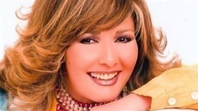 اكتشفها الفنان سمير غانم .. وحرمها زوجها الأول من رؤية أبنائها .. قصة الفنانة المصرية آثار الحكيم وسبب خلافها مع الراقصة دينا