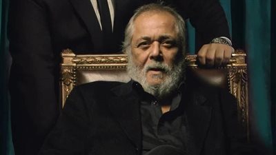 صورة حكاية خلافه مع الزعيم بسبب رأفت الهجان.. تزوج مرتين الثاني إعلامية شهيرة التقطت صورة بجواره مع زوجته وبعدها تزوجته..محمود عبد العزيز