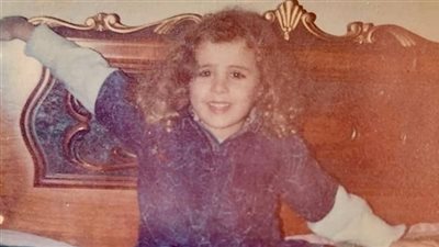 هذه الطفلة أصبحت من أجمل فنانات الجيل الحالي.. مني هي؟