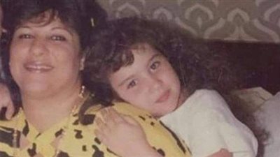 هذه الطفلة أصبحت أشهر فنانة حاليًا ولم تتزوج.. خمن من هي؟