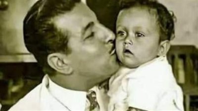 لن تصدق من تلك الطفلة الجميلة التي أصبحت من أشهر الفنانات وتفوقت على والدها الفنان في الشهرة