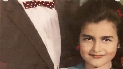فنانة شهيرة تنشر صورتها مع والدها الراحل.. هل عرفتها؟