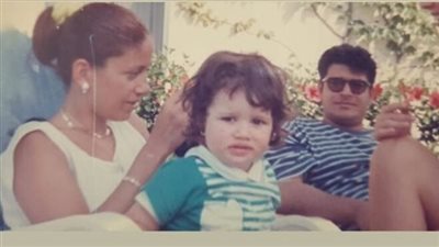 هذه الطفلة الجميلة أصبحت أشهر فنانة وفتاة أحلام الشباب.. من هي