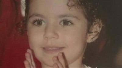 هذه الطفلة أصبحت فنانة شهيرة شديدة الجمال وفتاة أحلام الشباب..من هي؟