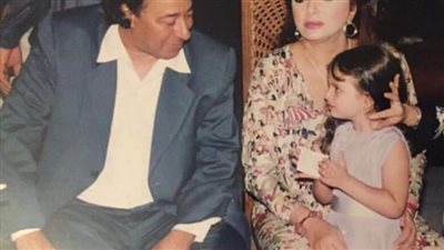 هذه الطفلة برفقة صلاح السعدني أصبحت فنانة مشهورة.. من هي؟