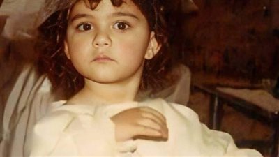 هذه الطفلة أصبحت أشهر فنانة ومطربة في مصر حاليًا.. من هي؟