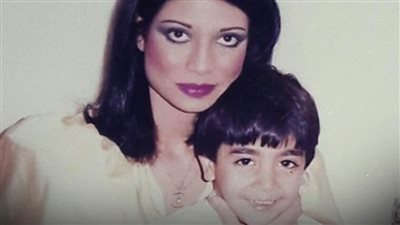 هذا الطفل بجوار سوسن بدر أصبح أشهر فنان حاليًا.. «ركز هتعرفه»