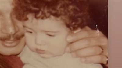 هذه الطفلة أصبحت فنانة شهيرة وتزوجت 3 مرات.. من هي؟