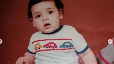 هذا الطفل أصبح من أشهر مطربين جيله أصيب بمرض جلدي لا يوجد له علاج.. من هو؟