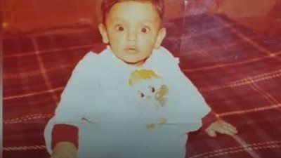 هذا الطفل أصبح فنان واشتهر بأعماله الجريئة ورفض الزواج من الوسط الفني.. من هو؟