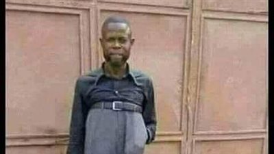 أستاذ تاريخ سودانى أشتهر عنه بأنه يعاقب تلاميذه ب (عضهم).