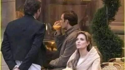 كانت جالسه كعادتها