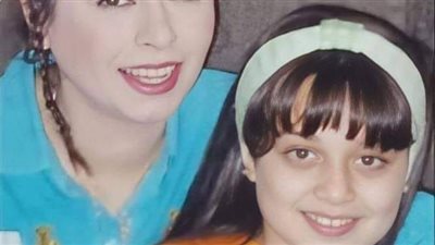 هذه الطفلة برفقة ناهد رشدي أصبحت فنانة شهيرة.. من هي؟