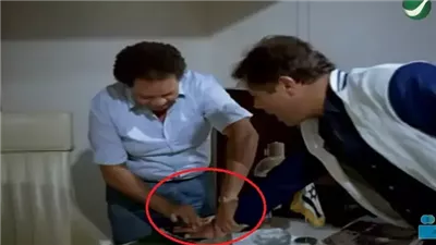 بعد مرور 37 عاما.. خطأ لمحمود عبد العزيز في فيلم “إعدام مېت” وسر “الصباع المبتور”.. مشهد لـ محمود عبد العزيز