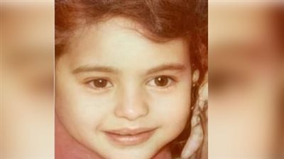 صورة هذه الطفلة أصبحت فنانة شهيرة هل تعرفت عليها