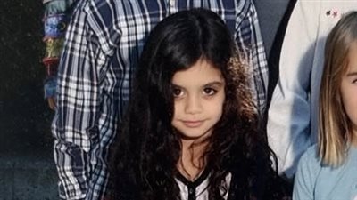 صورة هذه الطفلة أصبحت فنانة شهيرة هل تعرفت عليها