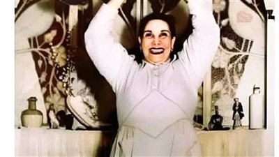 هذا الطفل الذي تحمله ماري منيب أصبح فنان شهير.. من هو؟