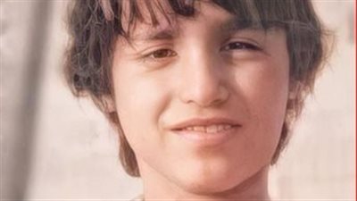 هذا الطفل أصبح فنان  ومؤلف مصري مشهور  وكان متزوج من فنانه وانفصلو 