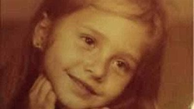 هذه الطفلة الجميلة أصبحت نجمة شهيرة الآن وكانت بترقص باليه .. خمنوا من هي؟